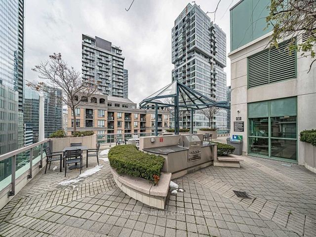 917 - 168 Simcoe St W