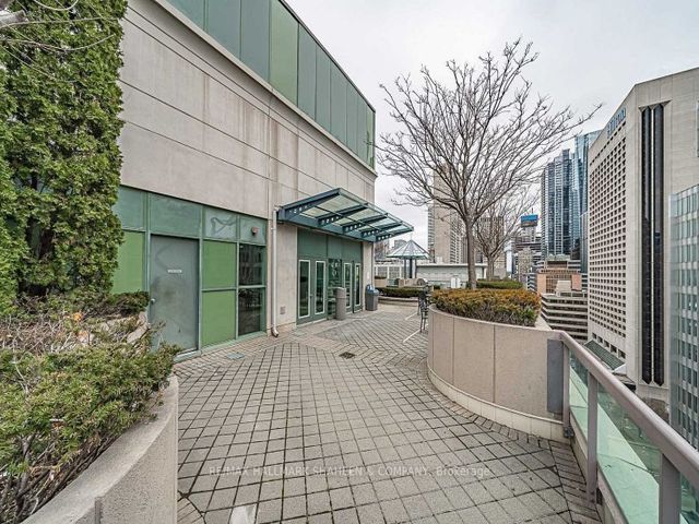 917 - 168 Simcoe St W