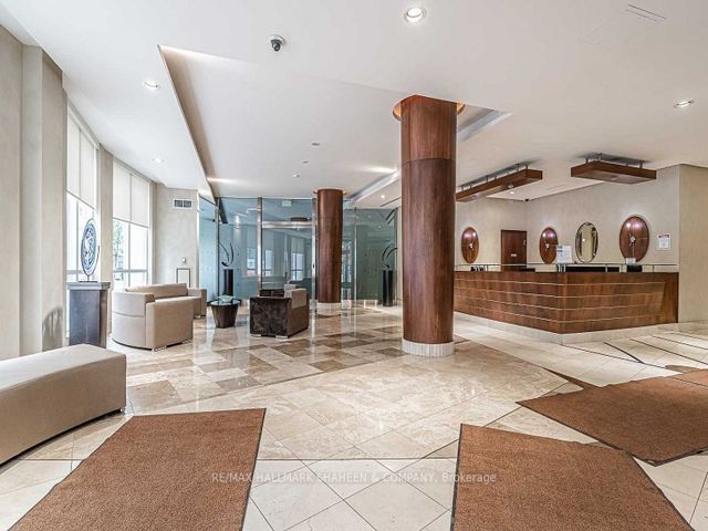 917 - 168 Simcoe St W