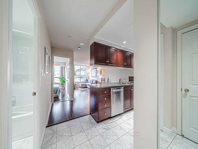917 - 168 Simcoe St W