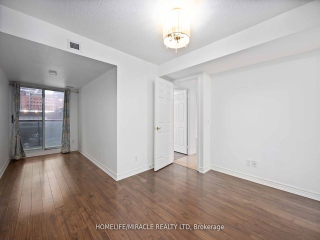 302 - 30 Grand Trunk Cres