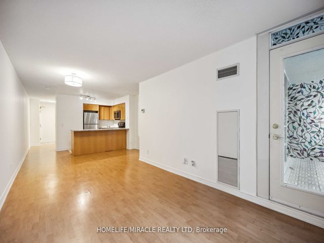 302 - 30 Grand Trunk Cres