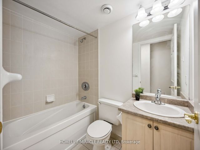 302 - 30 Grand Trunk Cres
