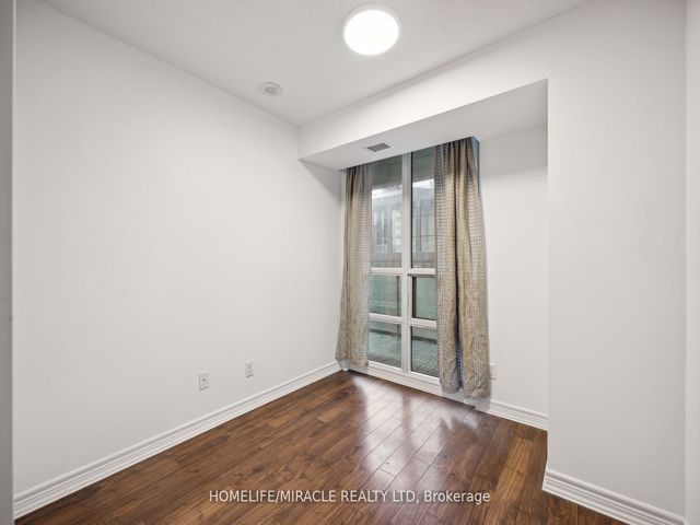 302 - 30 Grand Trunk Cres