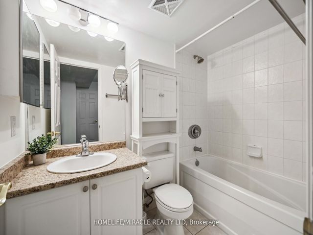 302 - 30 Grand Trunk Cres