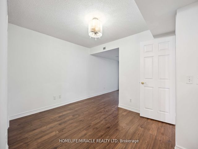 302 - 30 Grand Trunk Cres