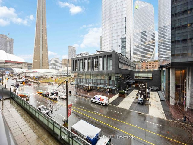 302 - 30 Grand Trunk Cres