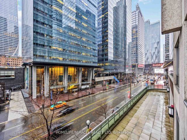 302 - 30 Grand Trunk Cres