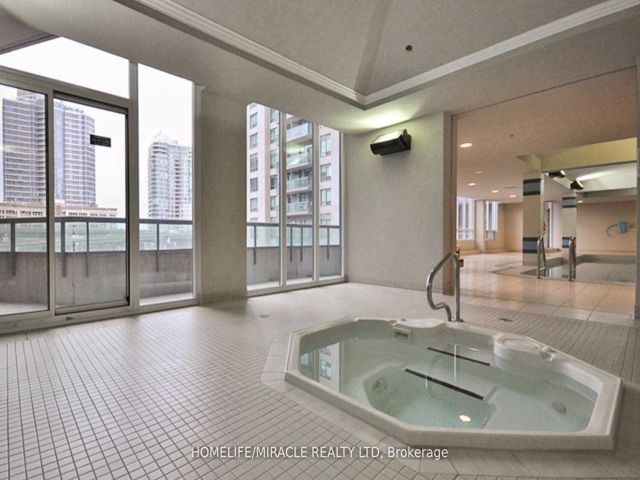 302 - 30 Grand Trunk Cres