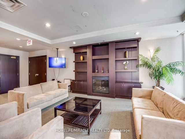 302 - 30 Grand Trunk Cres