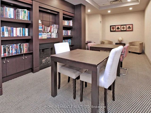 302 - 30 Grand Trunk Cres