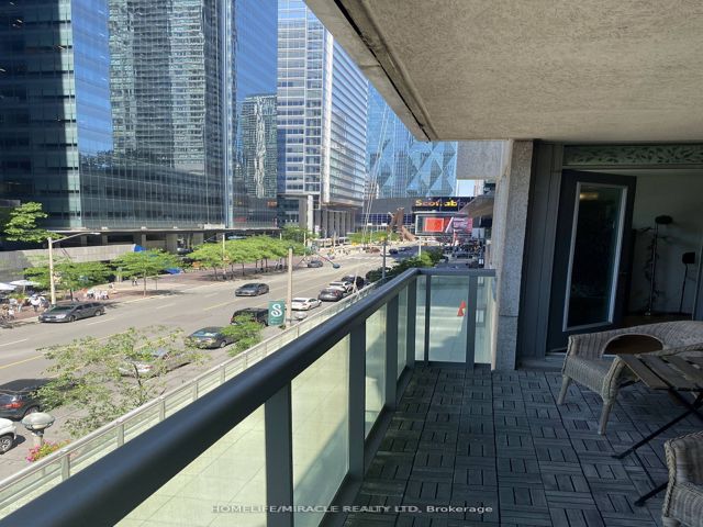 302 - 30 Grand Trunk Cres