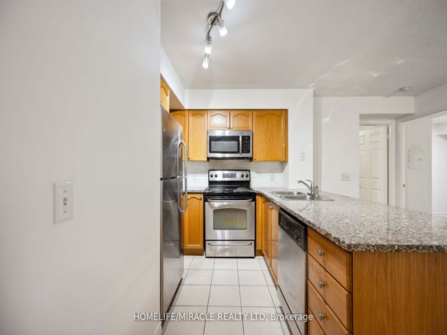 302 - 30 Grand Trunk Cres