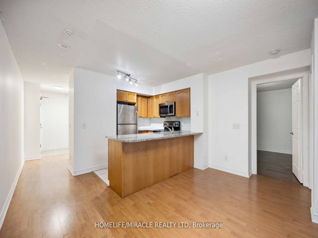 302 - 30 Grand Trunk Cres