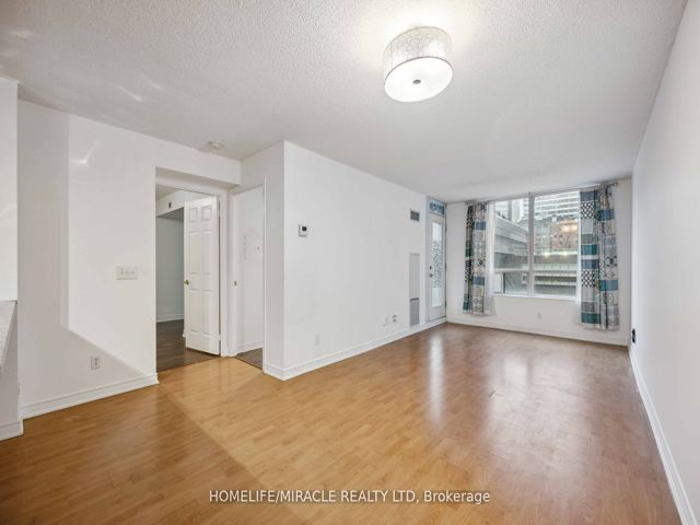302 - 30 Grand Trunk Cres
