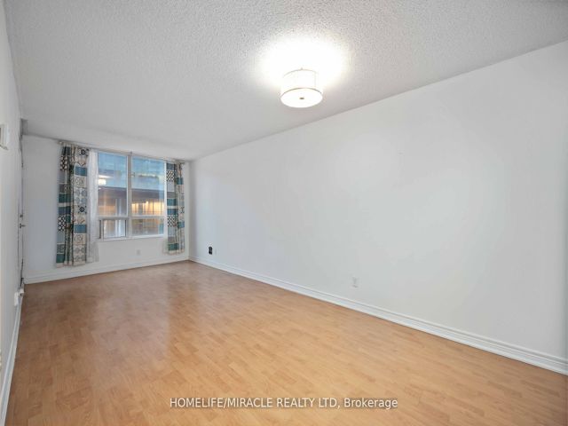 302 - 30 Grand Trunk Cres