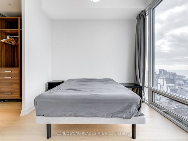 4811 - 488 University Ave