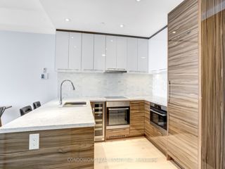 4811 - 488 University Ave