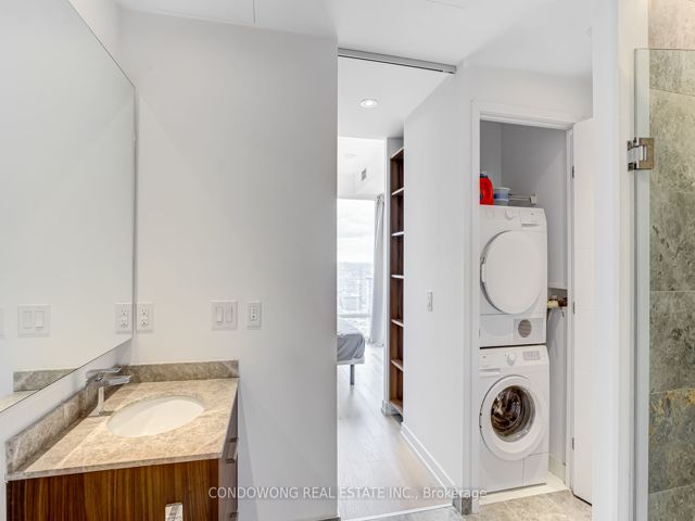 4811 - 488 University Ave