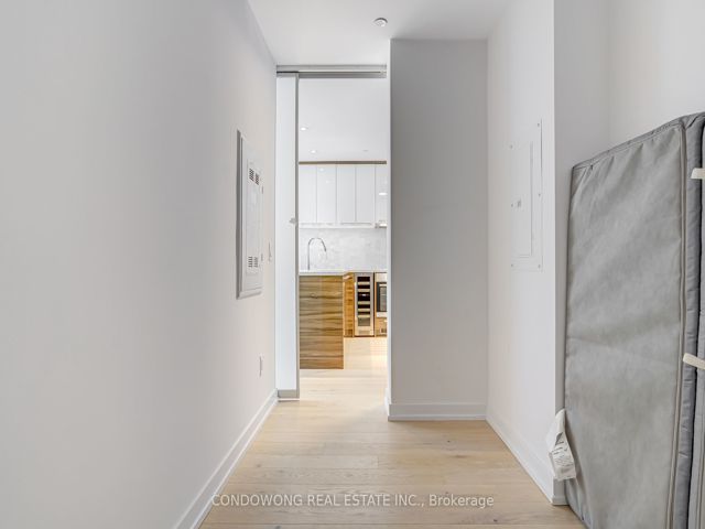 4811 - 488 University Ave