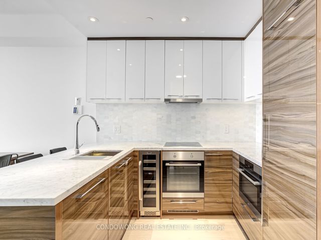 4811 - 488 University Ave