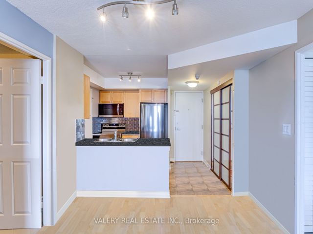 1216 - 1369 Bloor St W