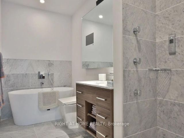 4208 - 488 University Ave