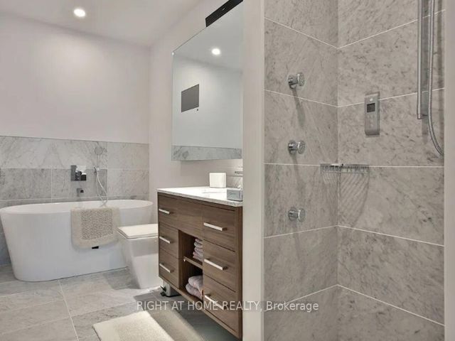 4208 - 488 University Ave
