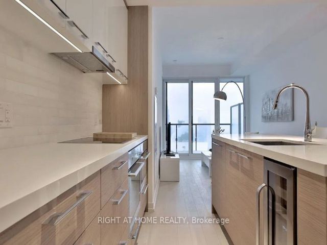 4208 - 488 University Ave
