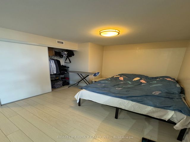 1027 - 560 Front St W