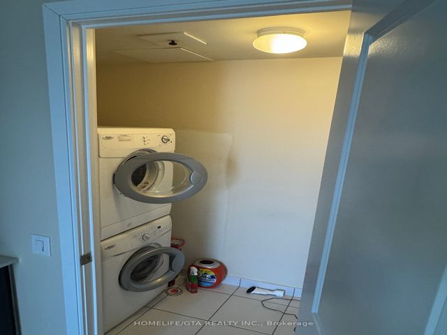 1027 - 560 Front St W