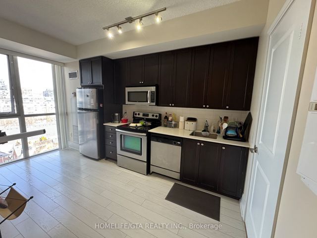 1027 - 560 Front St W