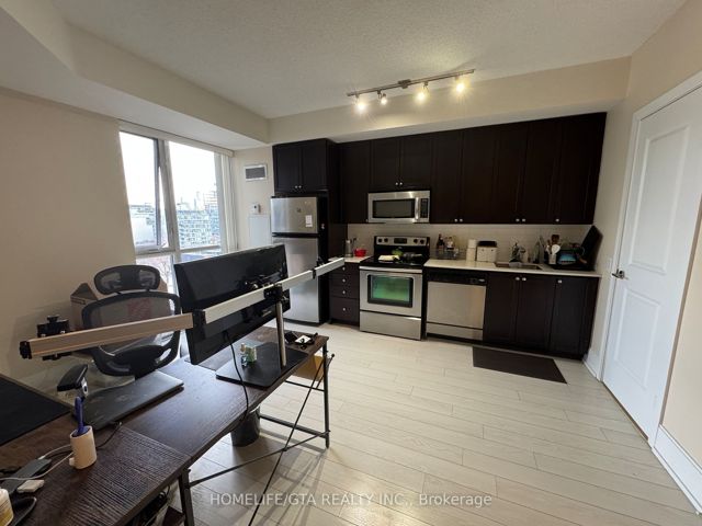 1027 - 560 Front St W