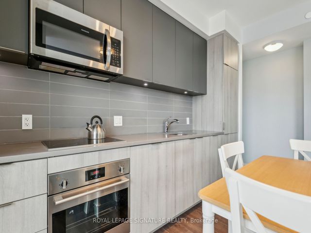 514 - 223 St Clair Ave W