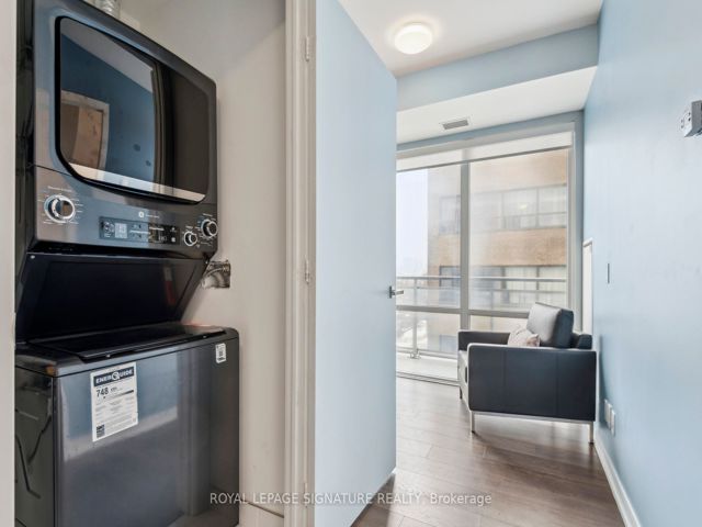 514 - 223 St Clair Ave W
