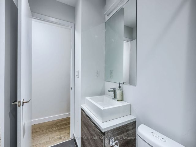 1301 - 111 Bathurst St