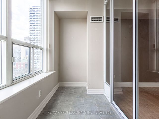 1007 - 70 Alexander St