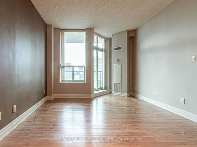 1007 - 70 Alexander St