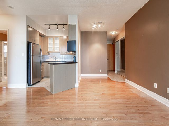 1007 - 70 Alexander St