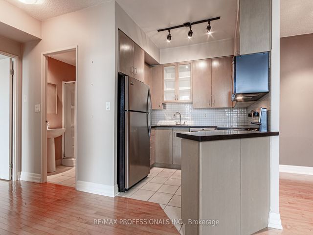 1007 - 70 Alexander St