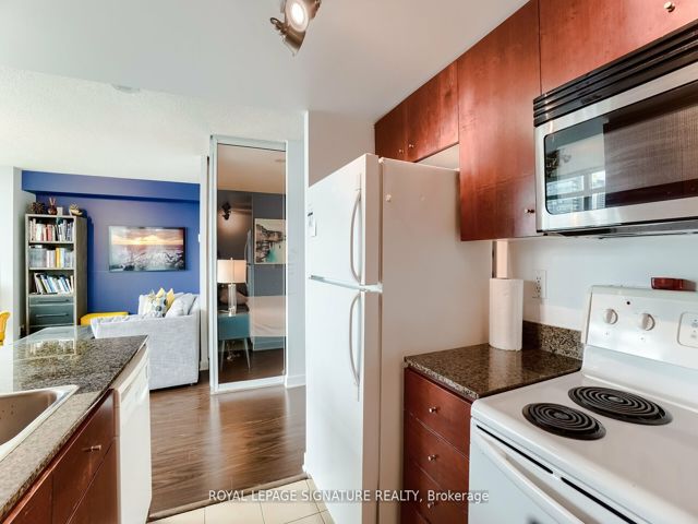 3806 - 397 Front St W
