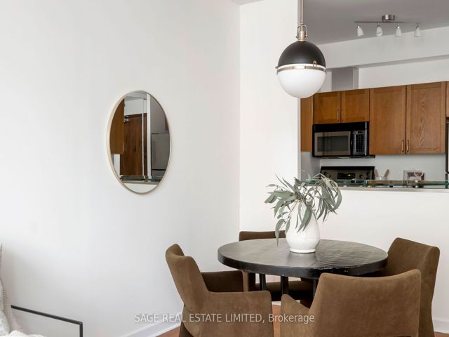 919 - 438 Richmond St W