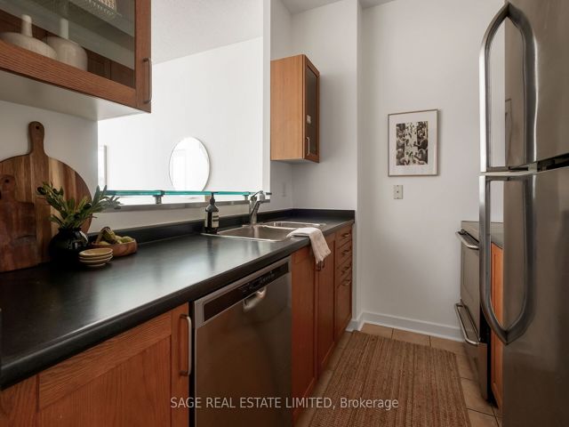 919 - 438 Richmond St W