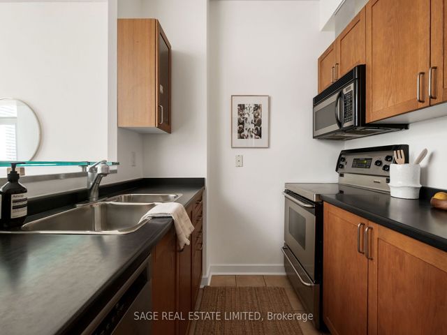 919 - 438 Richmond St W