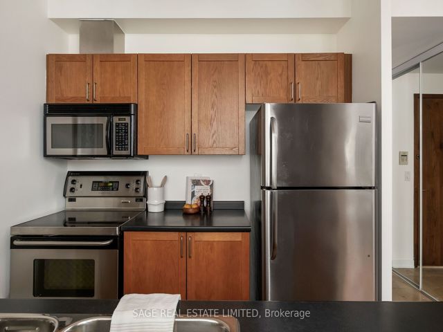 919 - 438 Richmond St W
