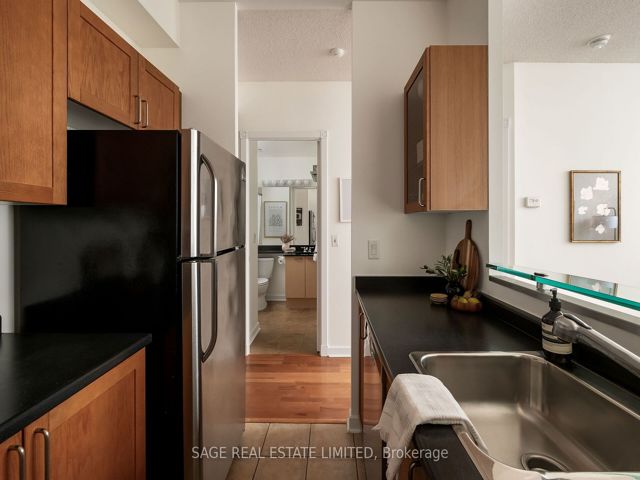 919 - 438 Richmond St W