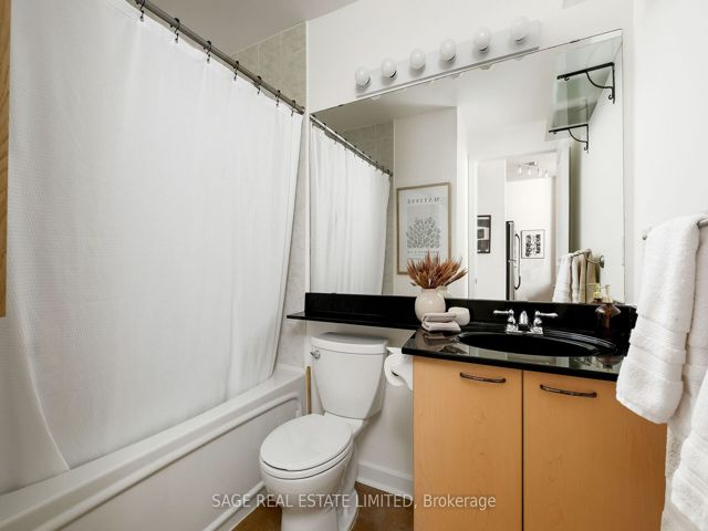 919 - 438 Richmond St W