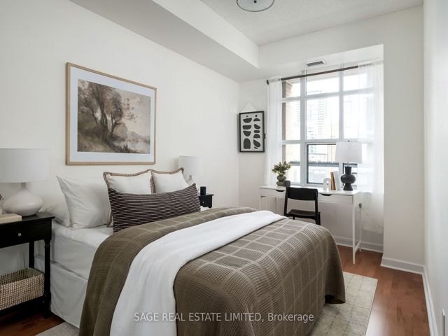 919 - 438 Richmond St W