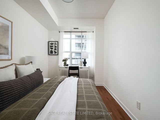 919 - 438 Richmond St W