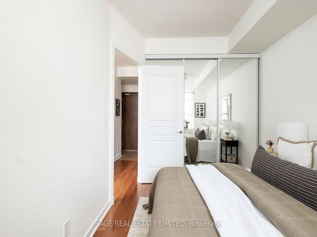 919 - 438 Richmond St W
